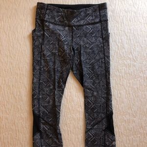 Lululemon crop leggings with mesh pockets